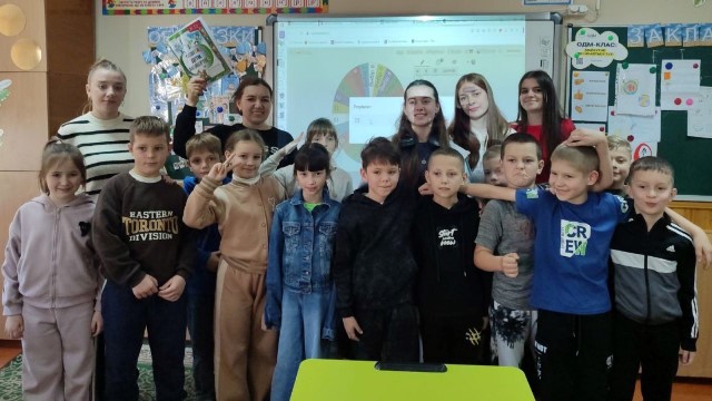 Разом з учнями початкових класів у ЗОШ Nº14.